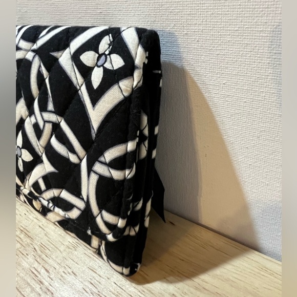 VERA BRADLEY TRIFOLD BLACK WHITE GREY RETIRED CONCERTO QUILTED WALLET - Picture 4 of 11